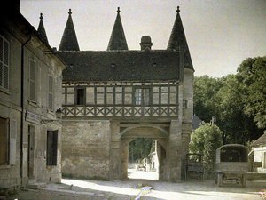 ロングポン、エーヌ、フランス、1917年（オートクローム）の古い家 作： Fernand Cuville